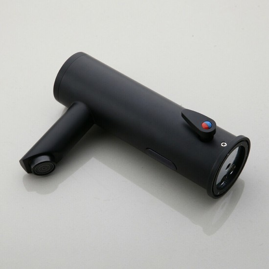 Zij aanzicht zwart kleurige sensorkraan